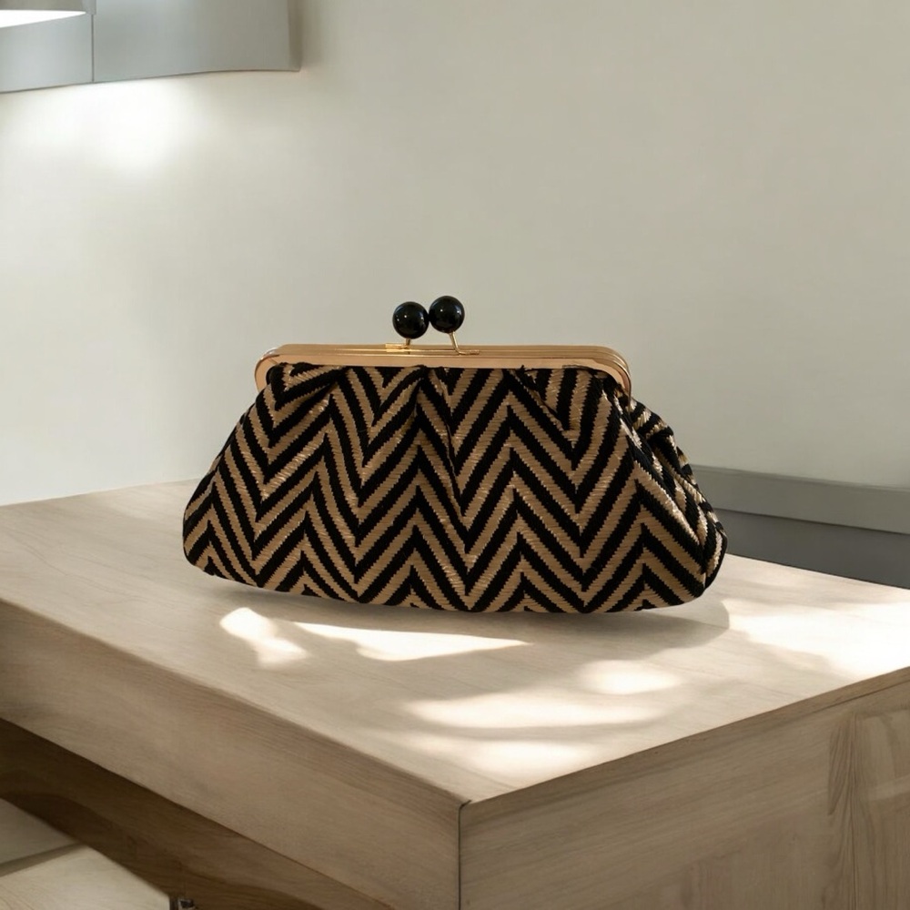 NWOT-Beautiful Back & Gold Clutch Bag